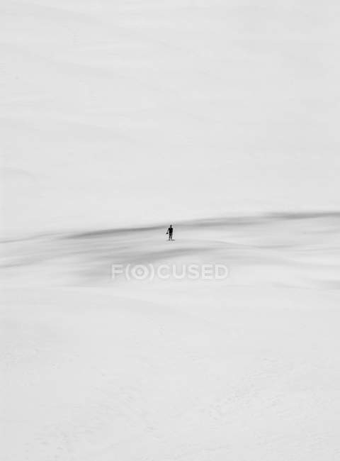 Минималистический снимок человека, стоящего на песчаном ландшафте — стоковое фото