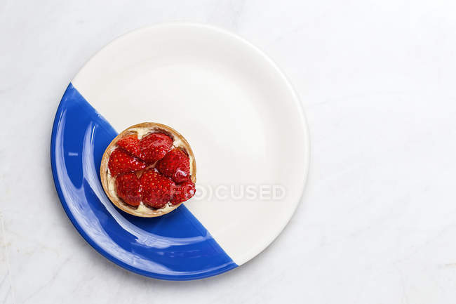 Direkt über der Aussicht auf Torte mit roten Erdbeeren — Stockfoto