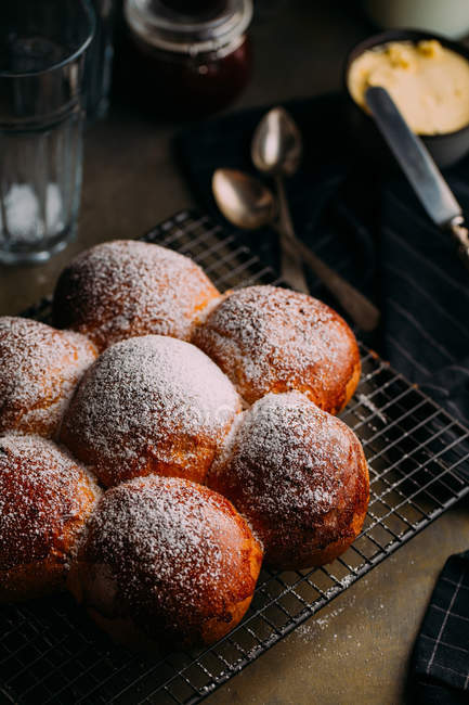 Close up view of brioche with icing sugar on tray on table — Stock Photo