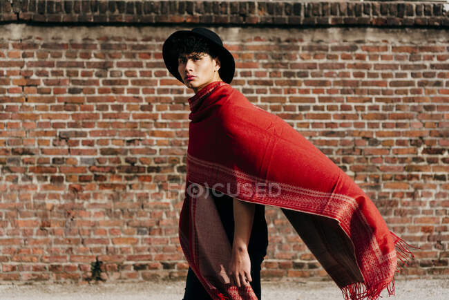 Asiatique homme en écharpe rouge et chapeau — Photo de stock