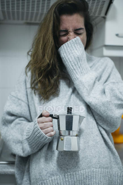 Кукурудза жінка позіхання з кавовим горщиком в руках — стокове фото