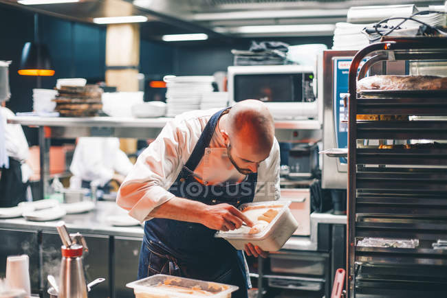 Chef cuisinier au restaurant — Photo de stock