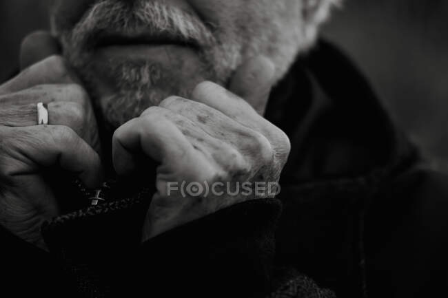 Preto e branco colheita tiro de idoso elegante homem segurando colarinho de jaqueta preta. — Fotografia de Stock