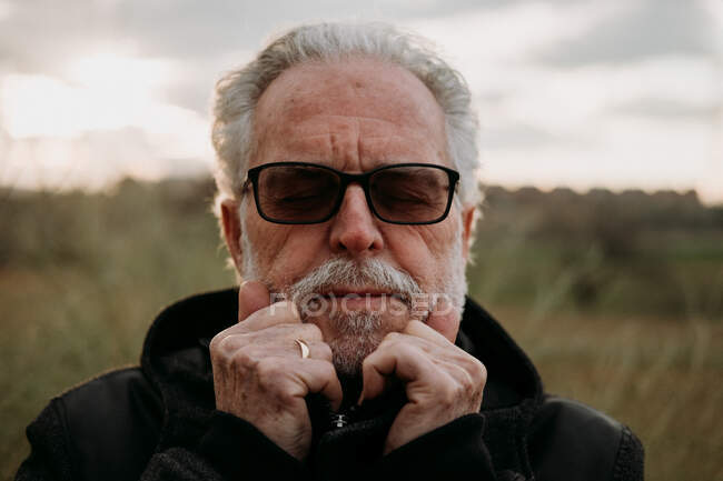 Elegante uomo anziano in occhiali da sole in natura — Foto stock