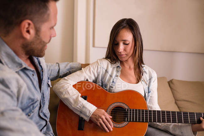 Frau spielt zu Hause Gitarre für Freund im Bus — Stockfoto