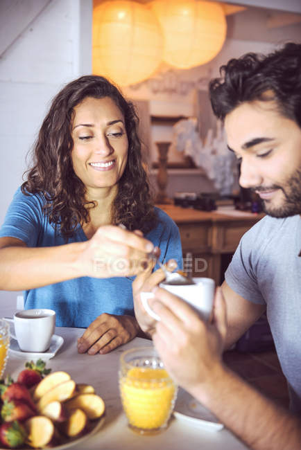 Pareja feliz desayunando juntos - foto de stock