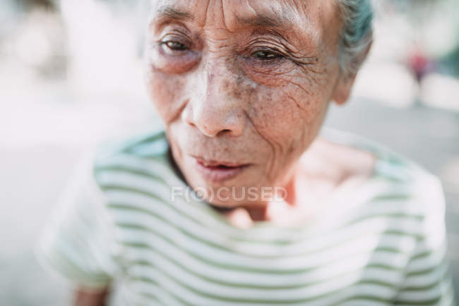 NONG KHIAW, LAOS: Retrato de mulher madura local — Fotografia de Stock