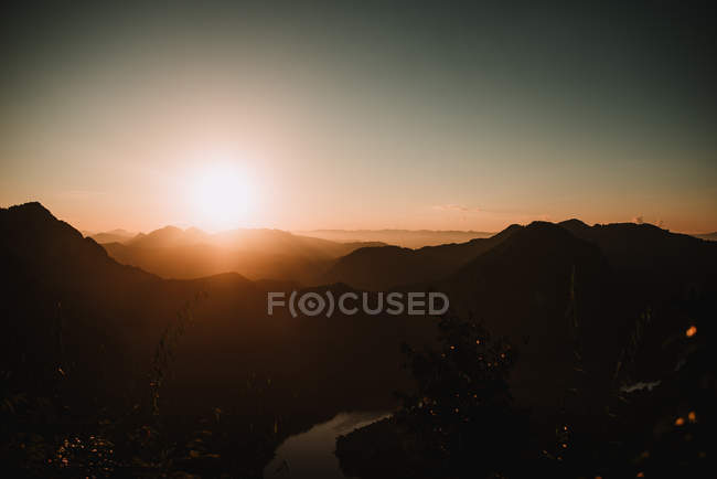 Вид на захід сонця над пагорбами джунглів — стокове фото