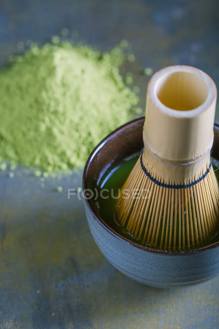 Preparación de té matcha con batidor de bambú - foto de stock