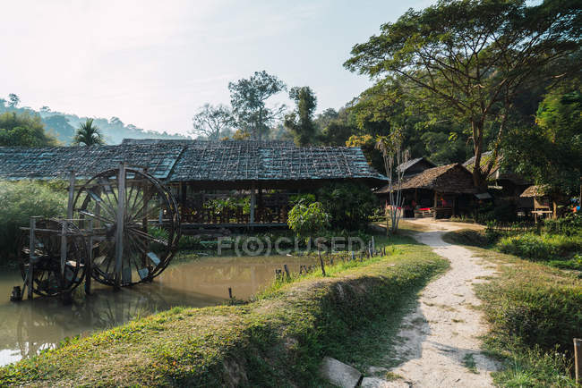 Pequeno caminho por moinho de água em vilage oriental — Fotografia de Stock