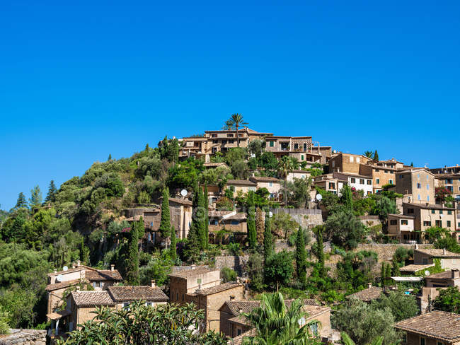 Vue panoramique sur les petites maisons sur les montagnes verdoyantes par temps ensoleillé . — Photo de stock