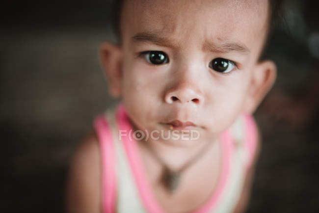 LAOS, 4000 ISLAS ÁREA: Niño serio mirando a la cámara - foto de stock