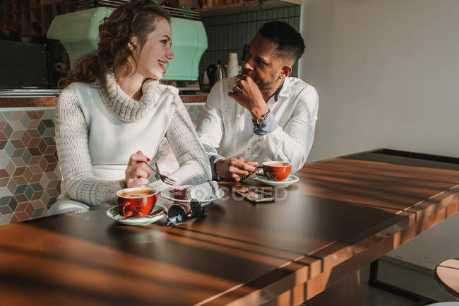 Пара п'є каву на побаченні в кафе — стокове фото