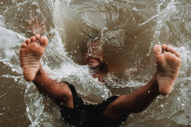 ЛАОС, 4000 ОСТРОВ АРЕЯ: сверху мальчик падает в реку — стоковое фото