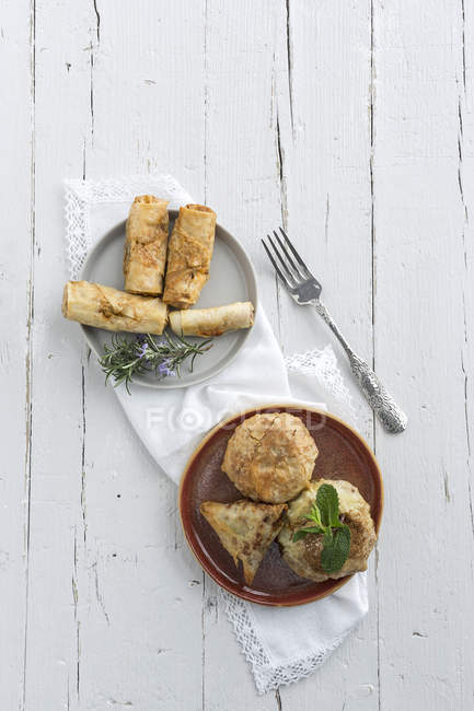 Comida típica marroquina Halal e Pastela em pratos em mesa de madeira branca — Fotografia de Stock