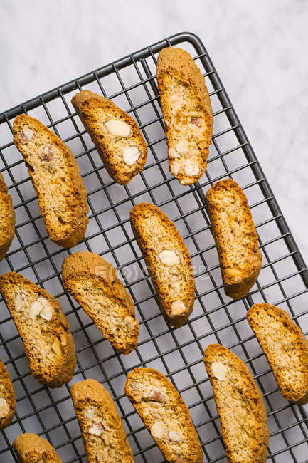 Biscuits cantuccini frais sur grille de cuisson — Photo de stock