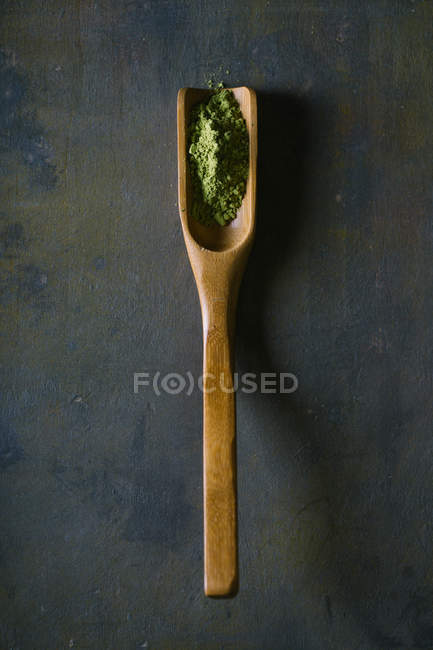 Bamboo scoop with matcha tea on dark background — Stock Photo