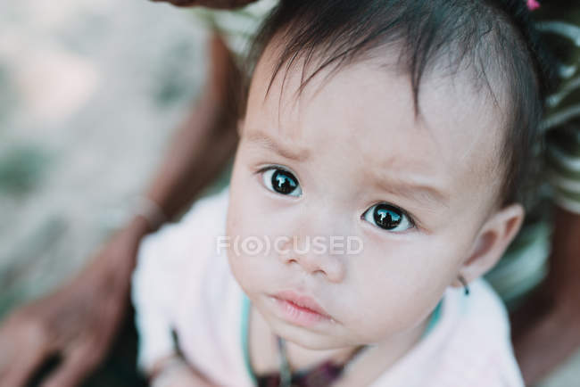NONG KHIAW, LAOS: Niño asiático lindo mirando hacia arriba - foto de stock