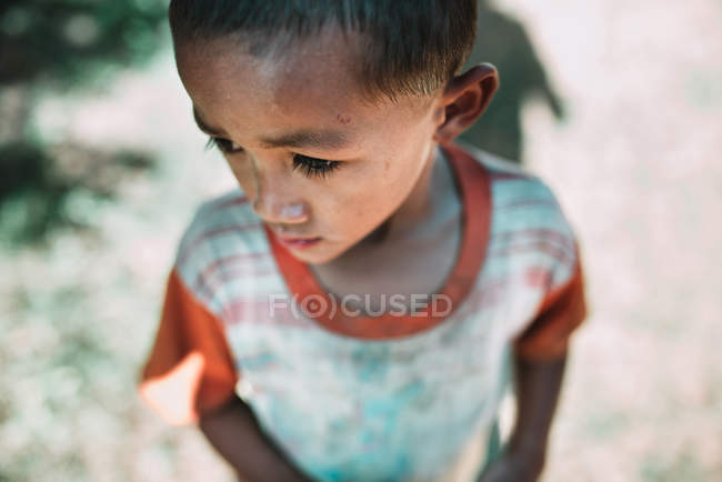 Nong khiaw, laos: Ansicht eines einheimischen Jungen aus der Vogelperspektive — Stockfoto