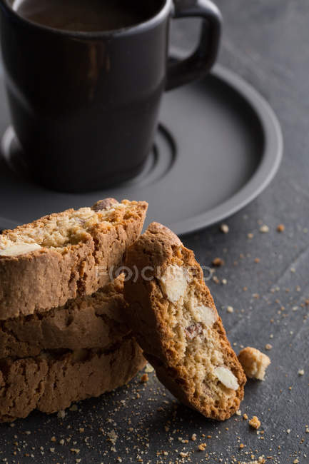 Бисквиты кантучини и чашка эспрессо — стоковое фото
