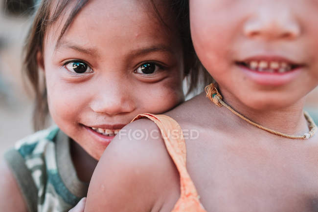 NONG KHIAW, LAOS: Dos lindos niños sonriendo y mirando a la cámara . - foto de stock