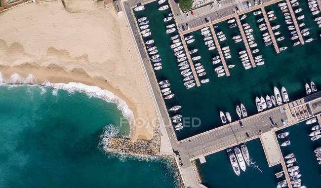 Вид с воздуха на пришвартованные лодки в порту на побережье Средиземного моря — стоковое фото