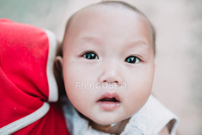 NONG KHIAW, LAOS: Lindo niño local mirando la cámara - foto de stock