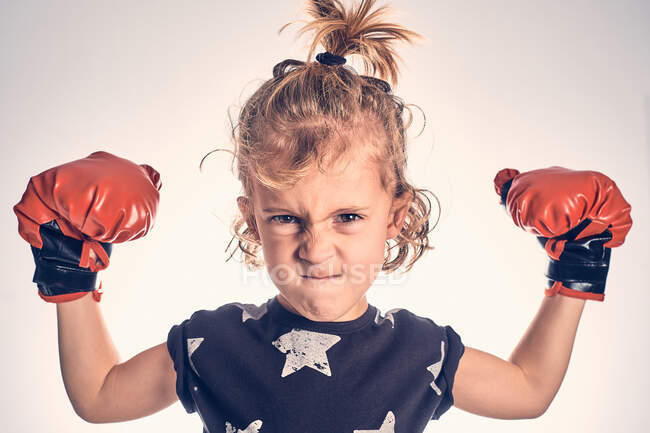 Criança alegre em luvas de boxe — Fotografia de Stock