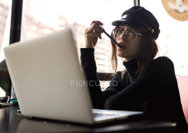 Девушка С Ноутбуком Фото Без Лица