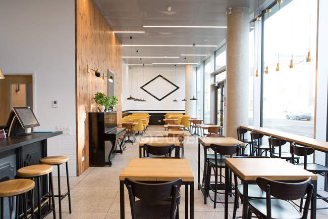 Comptoir de bar et tables dans un café vide — Photo de stock