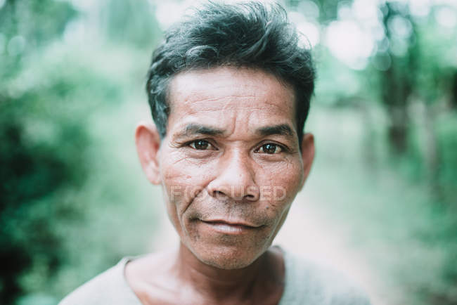 Laos, 4000 Inseln: Reifer Mann steht draußen und blickt in die Kamera — Stockfoto