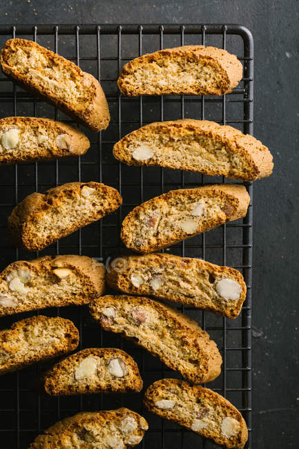 Directly above view of cantuccini biscuits on baking grid — Stock Photo