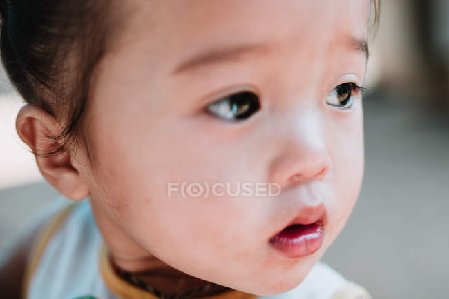 NONG KHIAW, LAOS: retrato de un niño local mirando hacia otro lado . - foto de stock