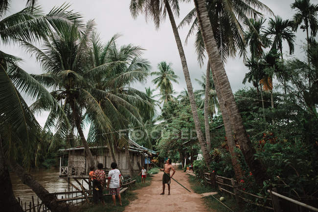 Laos, 4000 Inseln: Einheimische auf Dorfstraße — Stockfoto