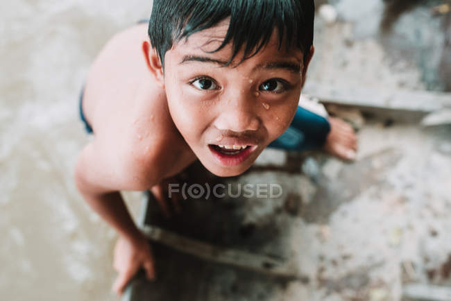 Laos, 4000 Inseln: von oben Aufnahme eines Jungen mit feuchtem Gesicht, der in die Kamera schaut — Stockfoto