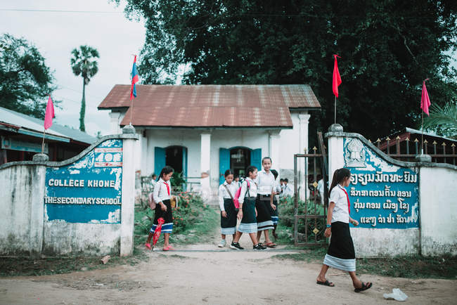 Laos, 4000 Inseln: Gruppe von Kindern in Uniform läuft gemeinsam von der Schule. — Stockfoto