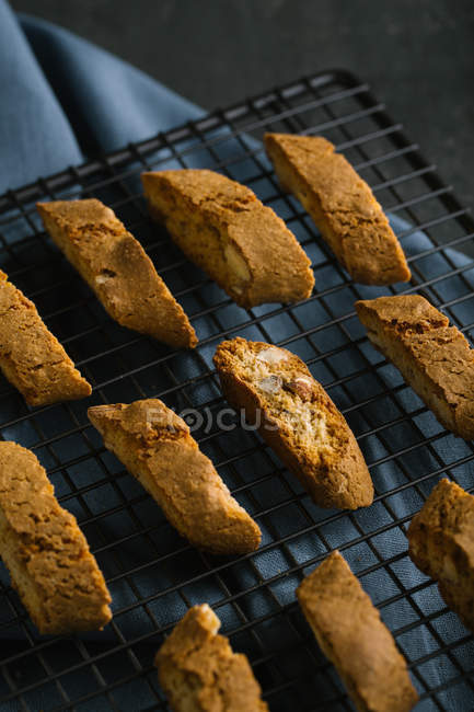 Fileiras de biscoitos cantuccini na grelha de cozedura — Fotografia de Stock
