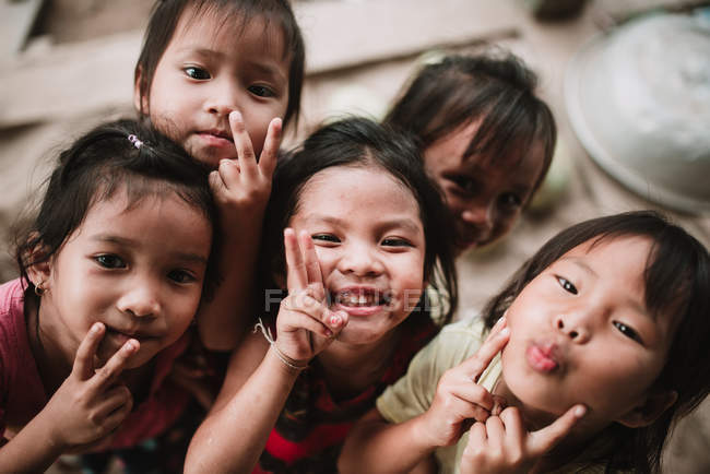 Laos, 4000 inseln: niedliche kinder, die lustige gesichter machen und in die kamera schauen. — Stockfoto