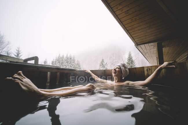 Красива дівчина в термальних ваннах засніжений пейзаж . — стокове фото