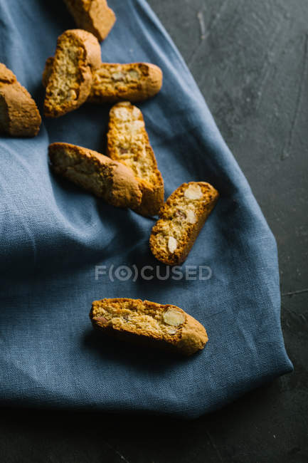 Итальянское печенье кантучини на голубой ткани — стоковое фото