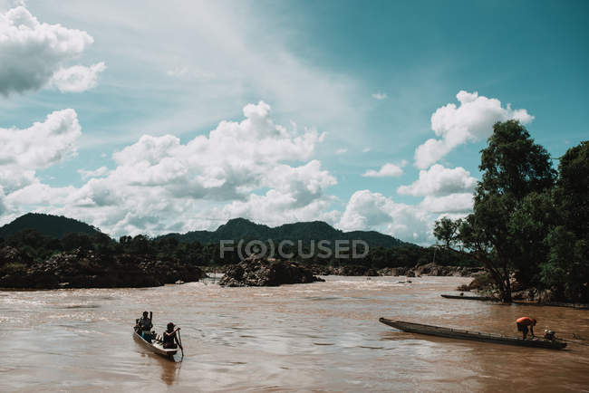 LAOS, 4000 ILHAS ÁREA: Pessoas dirigindo canoa — Fotografia de Stock