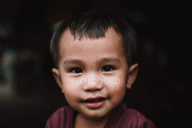 LAOS, 4000 ISLAS ÁREA: Niño encantador sonriendo y mirando a la cámara - foto de stock