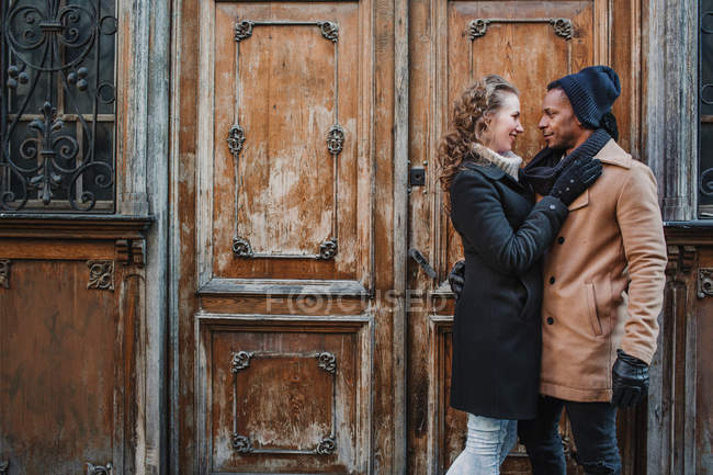 Casal romântico abraçando na porta do vintage — Fotografia de Stock