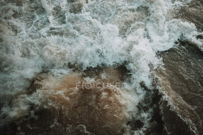 De cima tiro de fluxo selvagem de água de rio suja . — Fotografia de Stock