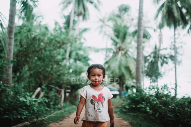 Лаос, 4000 острови область: Молода дівчина, що йде тропічних дорозі — стокове фото