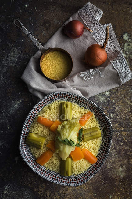 Delicioso cuscús con verduras en el plato . - foto de stock