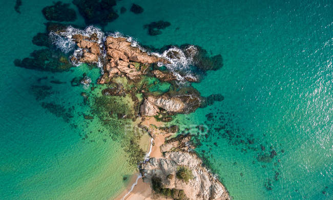 Вид с воздуха на прибрежные скальные образования в бирюзовой воде — стоковое фото