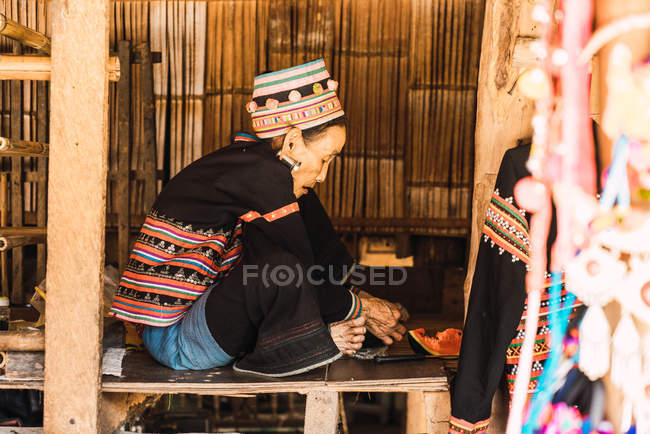 CHIANG RAI, THAILAND- FEVEREIRO 12, 2018: Mulher asiática trabalhando roupas — Fotografia de Stock