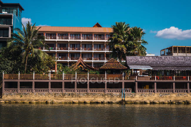 Exterior de gran hotel con palmeras y terrazas - foto de stock