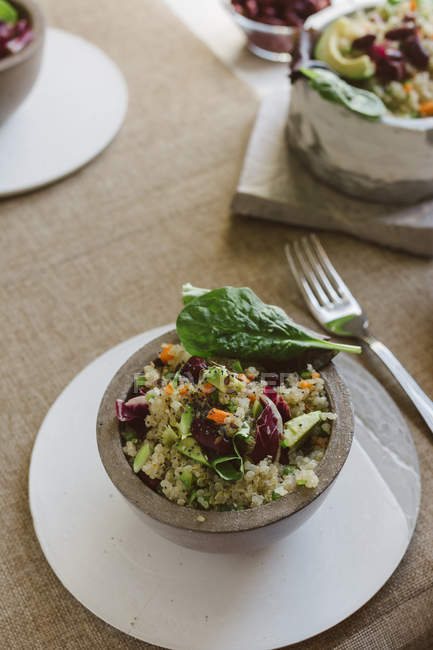 Salada de quinoa e feijão vermelho em tigela servida na mesa — Fotografia de Stock